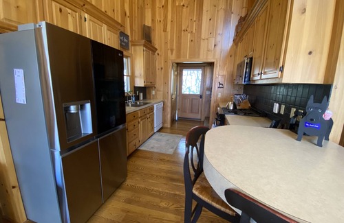 Ferguson Cabina | Family and Pet Friendly Mtn Top Cabin, Double Porch, High-Speed WiFi/SmartTVs