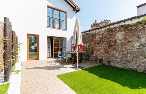 Villaverde de Pontones Apartamento | Family apartment with private garden and views of the main garden.
