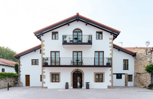 Villaverde de Pontones Apartamento | Family apartment with private garden and views of the main garden.