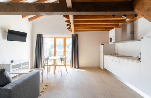 Villaverde de Pontones Apartamento | Family apartment with garden view and chill-out cube in the garden