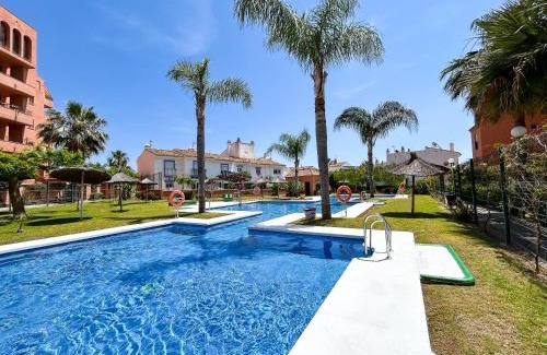 Castillo de Sabinillas Apartamento | Family apartment 400 meters from the beach, with internet and pool