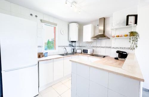 Castillo de Sabinillas Apartamento | Family apartment 400 meters from the beach, with internet and pool