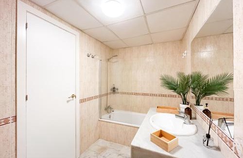 Castillo de Sabinillas Apartamento | Family apartment 400 meters from the beach, with internet and pool