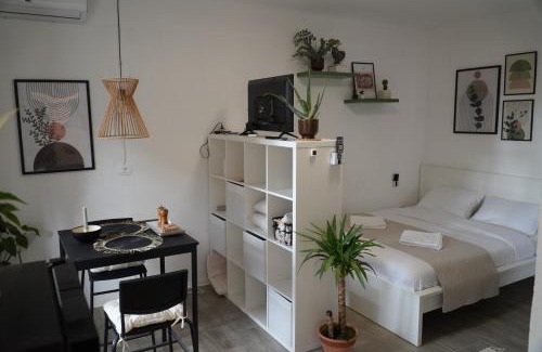 Komen Apartamento | Family Apartment & Studio in Village Center