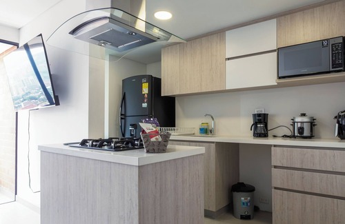 Envigado Apartamento | Apartamento Familiar con Vistas Increíbles y Aire Acondicionado frente a Viva