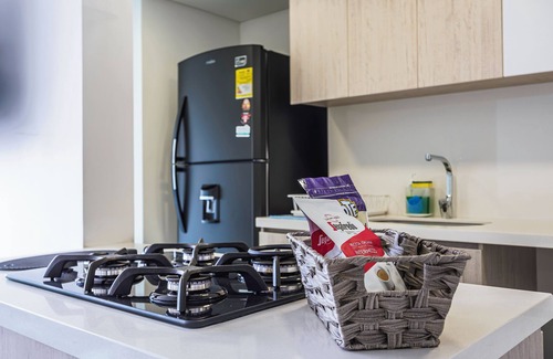 Envigado Apartamento | Apartamento Familiar con Vistas Increíbles y Aire Acondicionado frente a Viva