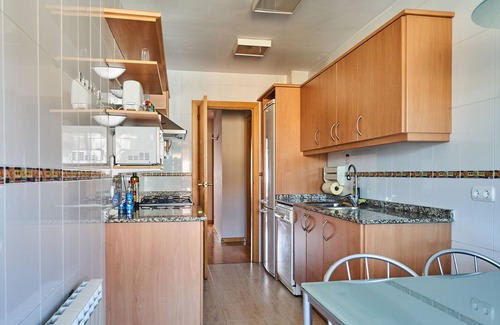 Les Escodines Apartamento | Family Apartment with Parking and Pool