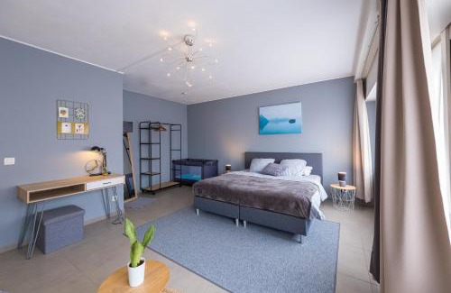Gistel Apartamento | Family Appartement 'MarieO' with Game Room and outdoor facilities