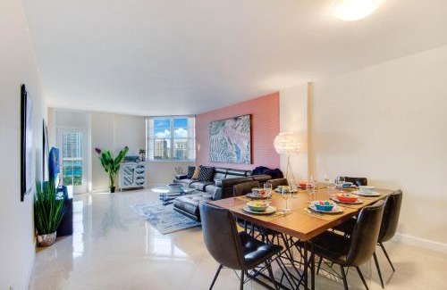 Sunny Isles Beach Apartamento | Family Beach Home w Ocean & Bay Views - Upgraded Corner Unit
