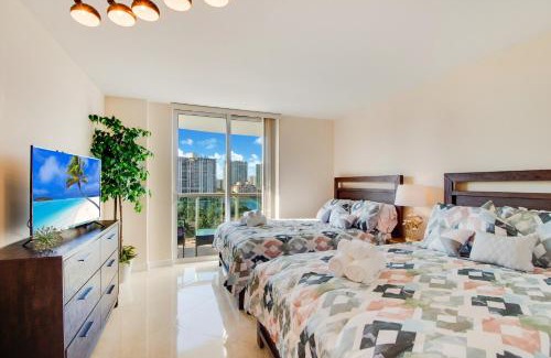 Sunny Isles Beach Apartamento | Family Beach Home w Ocean & Bay Views - Upgraded Corner Unit