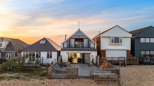 Pevensey Casa | Family Beachfront Bliss Sleeps 10