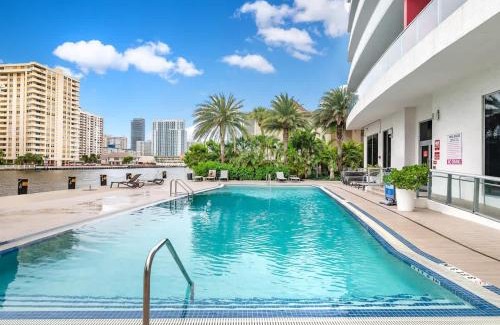 Hallandale Beach Hotel | Family Beachwalk Studio- 29th floor