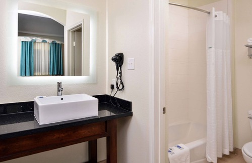 Spring Hotel | Family Break! Close to Geronimo Adventure Park & Hurricane Harbor Splashtown
