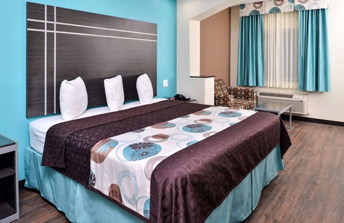 Spring Hotel | Family Break! Close to Geronimo Adventure Park & Hurricane Harbor Splashtown