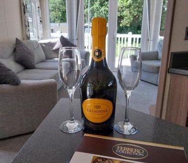 Hamworthy Casa | Family breaks at Rockley Park with Prosecco and a box of chocolates on arrival