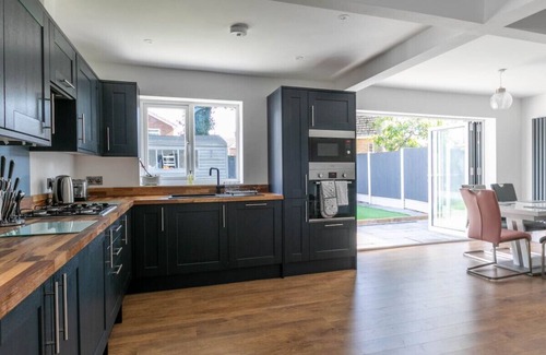 Broadstairs Casa | Family Bungalow with huge kitchen | Parking