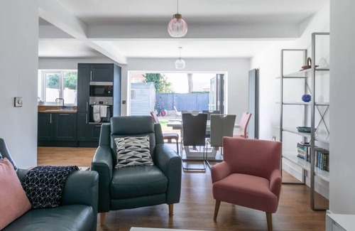 Broadstairs Casa | Family Bungalow with huge kitchen | Parking
