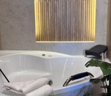 Ursynow Apartamento | Family & Business Apartments PREMIUM SPA No 3 - 2 Bedroom with Private Jacuzzi, Balcony, Parking