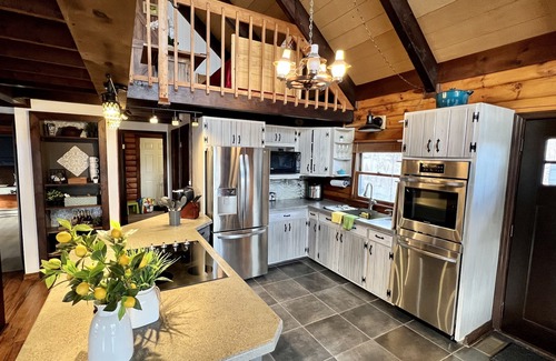Town of Schodack Cabina | "Family Cabin: Hot Tub, Golf, Games, Sunset, Pet!"