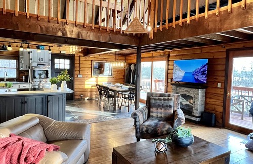 Town of Schodack Cabina | "Family Cabin: Hot Tub, Golf, Games, Sunset, Pet!"