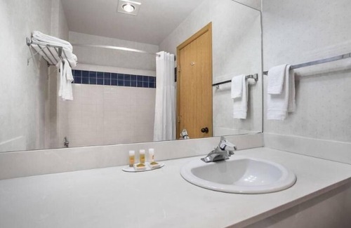 Sequim Complejo | Family-Centric Units Near Olympic State Park! Queen Beds,Pool, Picnic Area