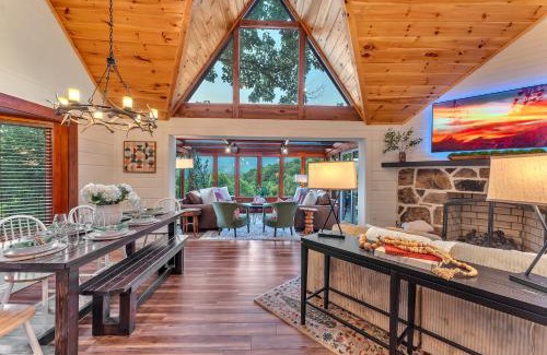 Chalet Village Chalet De Esquí | Family Chalet With Sauna, HotTub, Heavenly Views! Mins to Downtown!