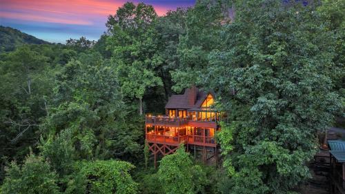 Chalet Village Chalet De Esquí | Family Chalet With Sauna, HotTub, Heavenly Views! Mins to Downtown!