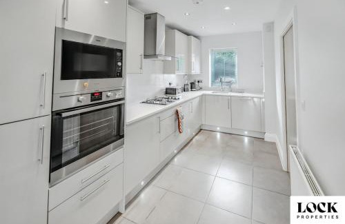 Maidenhead Casa | Family & Contractor Friendly 3 bed house Sleeps 8 in Maidenhead