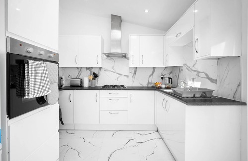 Bilston Casa | Family/Contractors 3 bed house/parking/sleeps 7