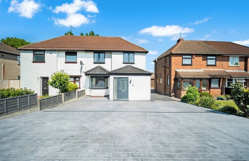 Bilston Casa | Family/Contractors 3 bed house/parking/sleeps 7