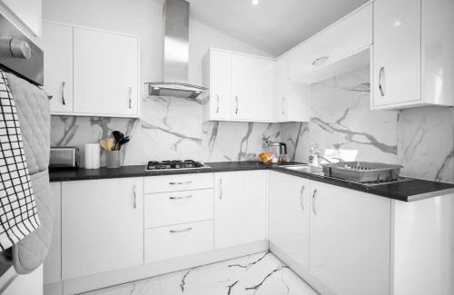 Bilston Casa | Family Contractors 3 bed house free parking sleeps7
