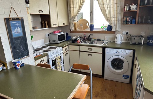 Ardrishaig Casa | Family Cottage by the Crinan Canal, handy for whisky, golf and standing stones.