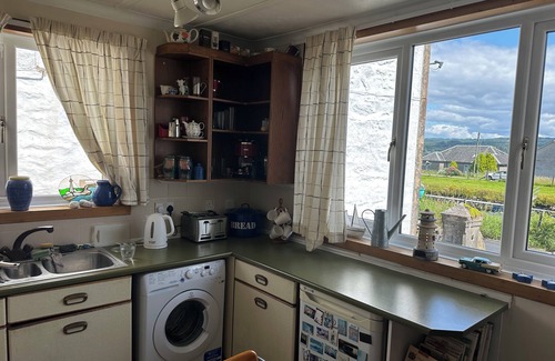 Ardrishaig Casa | Family Cottage by the Crinan Canal, handy for whisky, golf and standing stones.