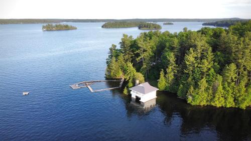 Leeds and the Thousand Islands Chalet De Esquí | Family Cottage Sheep Island