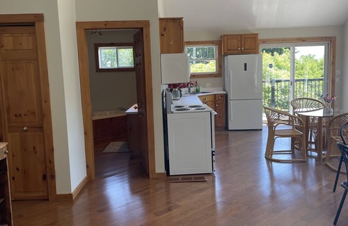 Normandale Cabaña | Family Cottage with Lake Views