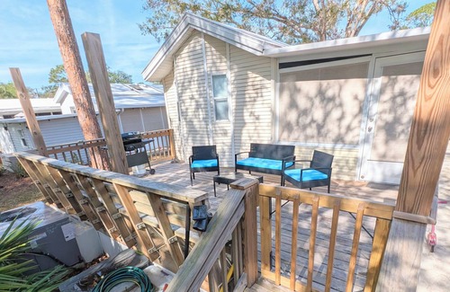 Braden River Cabaña | Family cottage with private backyard