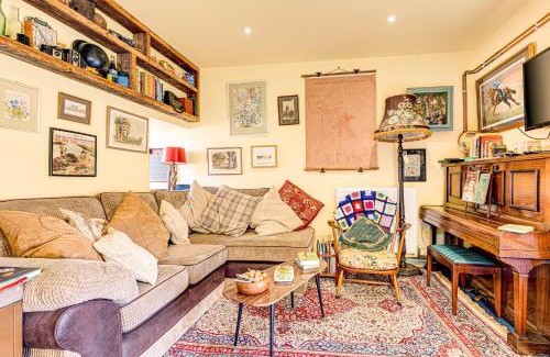 Scarborough Casa | Family Country Cottage with a private Valley View