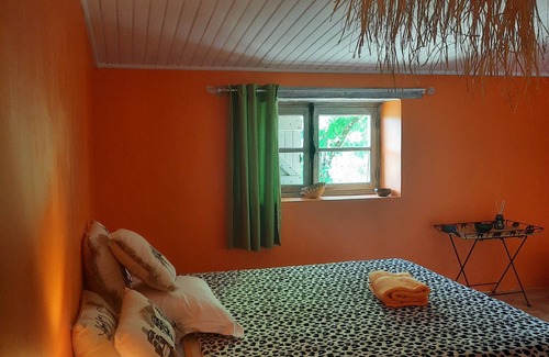 Vailhourles Cama Y Desayuno | Family country house for rent, pets welcome.