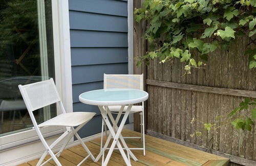 Tisbury Casa | Family couples wedding guests romantic oasis convienent location big sunny deck