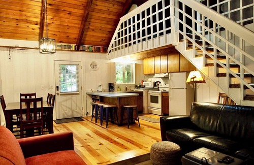 Burley Cabina | Family & Dog Friendly 2 Bedroom Plus Loft Beach Cabin