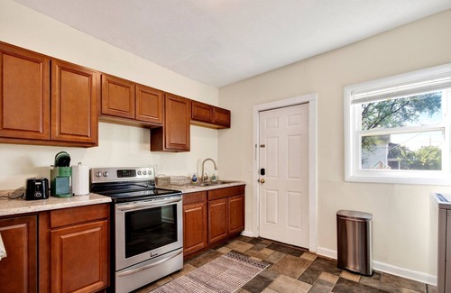 West Columbus Casa | Family Escape w/Grill, Playground & Picnic Table