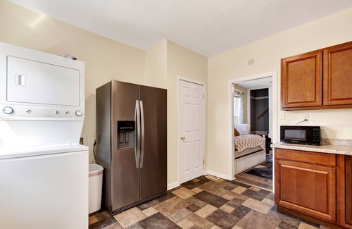 West Columbus Casa | Family Escape w/Grill, Playground & Picnic Table