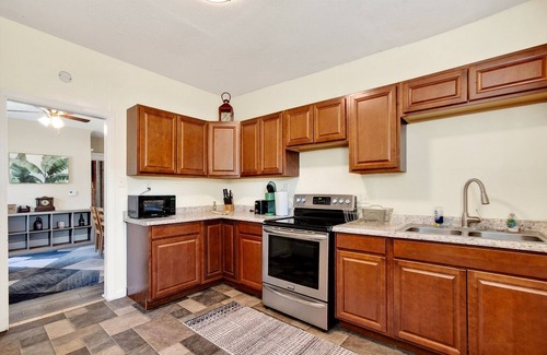 West Columbus Casa | Family Escape w/Grill, Playground & Picnic Table