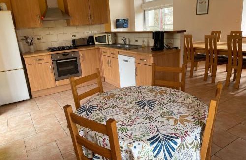 Isigny-le-Buat Casa | Family Escape with Terrace