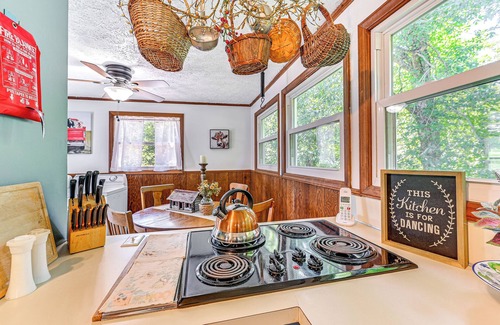 Fancy Gap Cabaña | Family Fancy Gap Cottage w/ Deck - Pets Welcome!