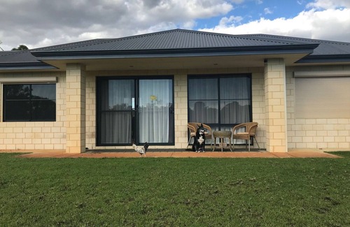 Oakford Casa | Family Farm Stay with Animals, Playground and Firepit