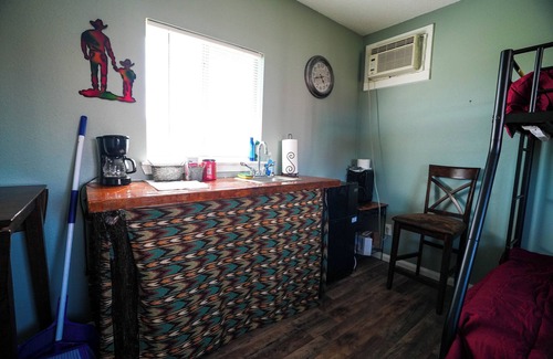 Plantersville Cabina | Family Farms Cabin 6 - Twin/Full Bunk, Fire Pit & Country Charm. Sleeps 3