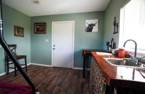 Plantersville Cabina | Family Farms Cabin 6 - Twin/Full Bunk, Fire Pit & Country Charm. Sleeps 3