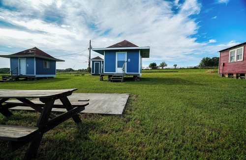Plantersville Cabina | Family Farms Cabin 6 - Twin/Full Bunk, Fire Pit & Country Charm. Sleeps 3