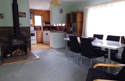 Coromandel Casa | Family/Fisherman/Pet Friendly/Fenced-Quiet street, Sunny aspect, Weber BBQ Wi-Fi